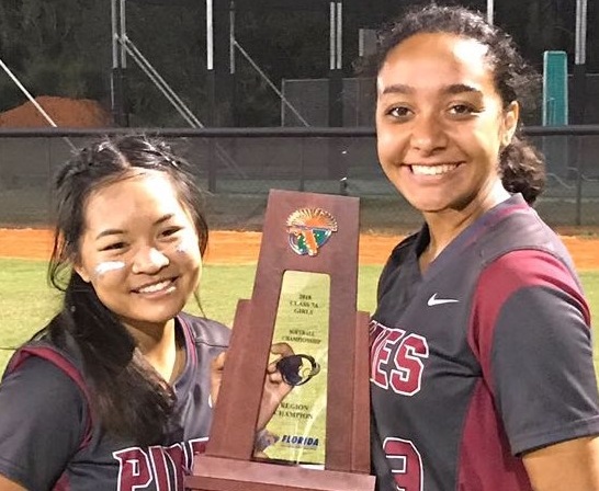 Erika Andal y Angelina Pascual con el trofeo que acredita a Pines Charter High School como campeón del torneo regional de La Florida en el 2018.