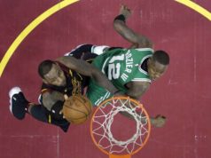 LeBron James, izquierda, de los Cleveland Cavaliers ataca el aro en contra de Terry Rozier de los Boston Celtics en la segunda mitad del Juego 3 de la final de la Conferencia Este el sábado 19 de mayo de 2018, en Cleveland. Los Cavaliers ganaron 116-86. (AP Photo/Tony Dejak)