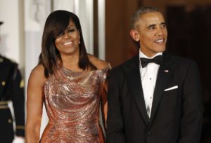 En esta foto del 8 de octubre del 2016, el presidente Barack Obama y la primera dama Michelle Obama esperan para recibir al primer ministro italiano Matteo Renzi y su esposa, Agnese Landini, para una Cena de Estado en la Casa Blanca, en Washington. (AP Foto/Pablo Martínez Monsivais, Archivo)