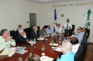 Ministro Agricultura Osmar Benítez reunido con sector lechero en busca de nuevos mercados