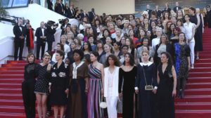 Ochenta y dos mujeres de la industria cinematográfica protestan en los escalones del Palacio de Festivales para exigir igualdad de género en la industria, en la 71ra edición del festival de cine internacional, en Cannes, Francia, el sábado 12 de mayo de 2018. (Foto by Joel C Ryan/Invision/AP)