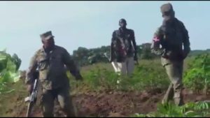 Nacional haitiano al momento que amenaza con machete a dos militares dominicanos