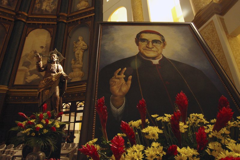 ARCHIVO - En esta foto de archivo del sábado 24 de marzo de 2018 se observa el retrato oficial del arzobispo Óscar Arnulfo Romero en la catedral metropolitana durante un servicio religioso por el 38 aniversario de su muerte en San Salvador, El Salvador.