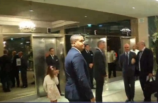 Miembros de la seguridad y comitiva que acompaña a la reina Letizia Ortiz a su llegada al hotel Embajador
