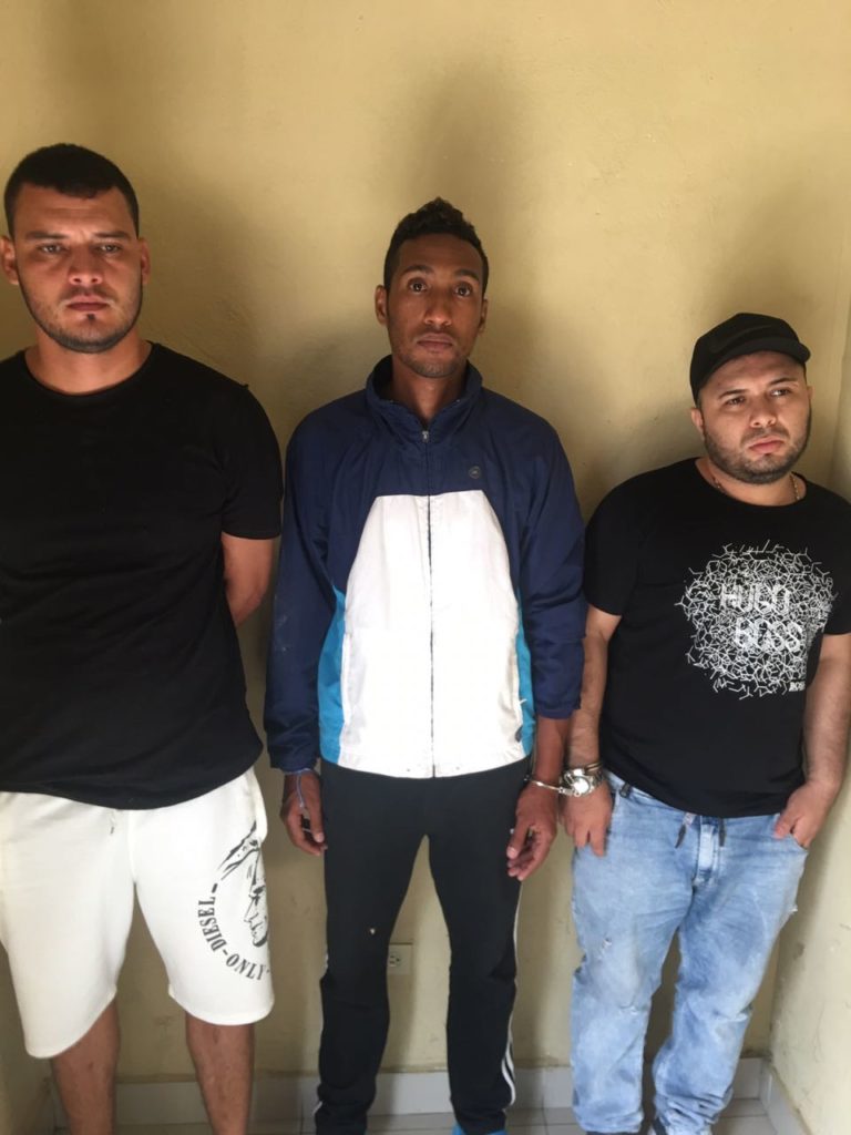 Colombianos apresados por la policía en Baní