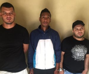 Colombianos apresados por la policía en Baní