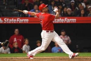 Albert Pujols pega su sexto jonrón de la temporada.