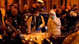 Agentes especializados de la policía investigan un ataque con cuchillo en el centro de París, el sábado 12 de mayo de 2018. (AP Foto/Thibault Camus)