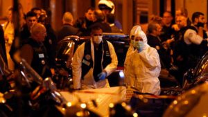 Agentes especializados de la policía investigan un ataque con cuchillo en el centro de París, el sábado 12 de mayo de 2018. (AP Foto/Thibault Camus)