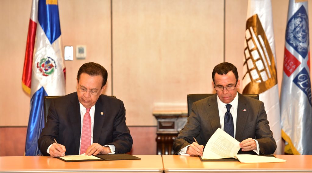 El gobernador del Banco Central, Héctor Valdez Albizu y el ministro de Educación, Andrés Navarro.