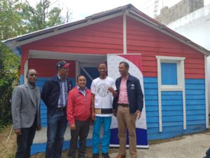 Durante la entrega de una vivienda por parte de los directores del INVI y DIGEPEP en comunidad de San Cristóbal