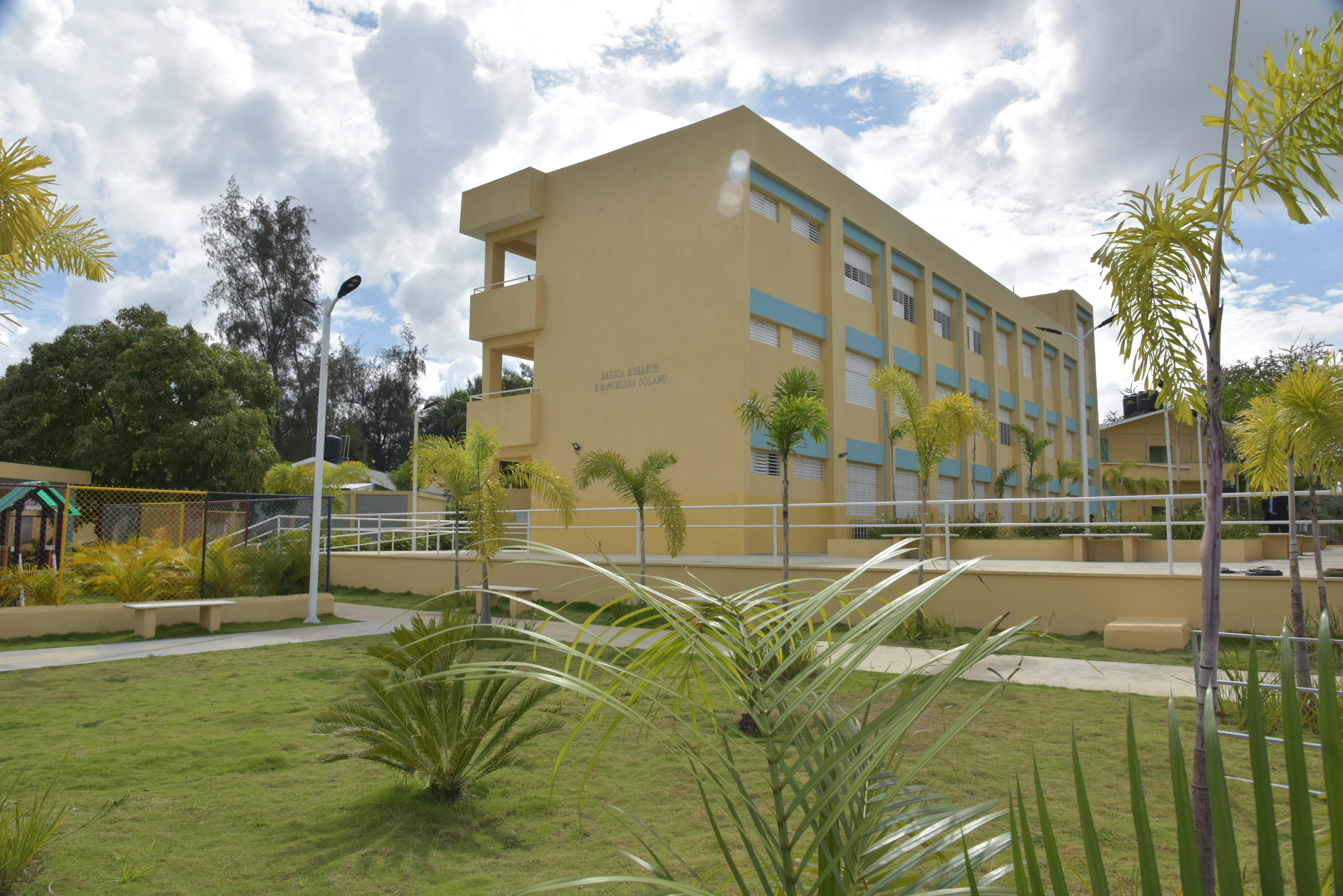 Danilo Medina entregó en Hato Nuevo de Manoguayabo, ampliado y remodelado, el Centro Educativo del Nivel Primario Rosario Evangelina Solano