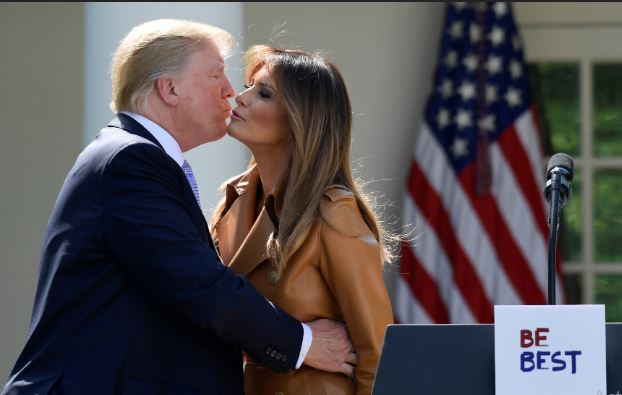 Trump besa a Melania