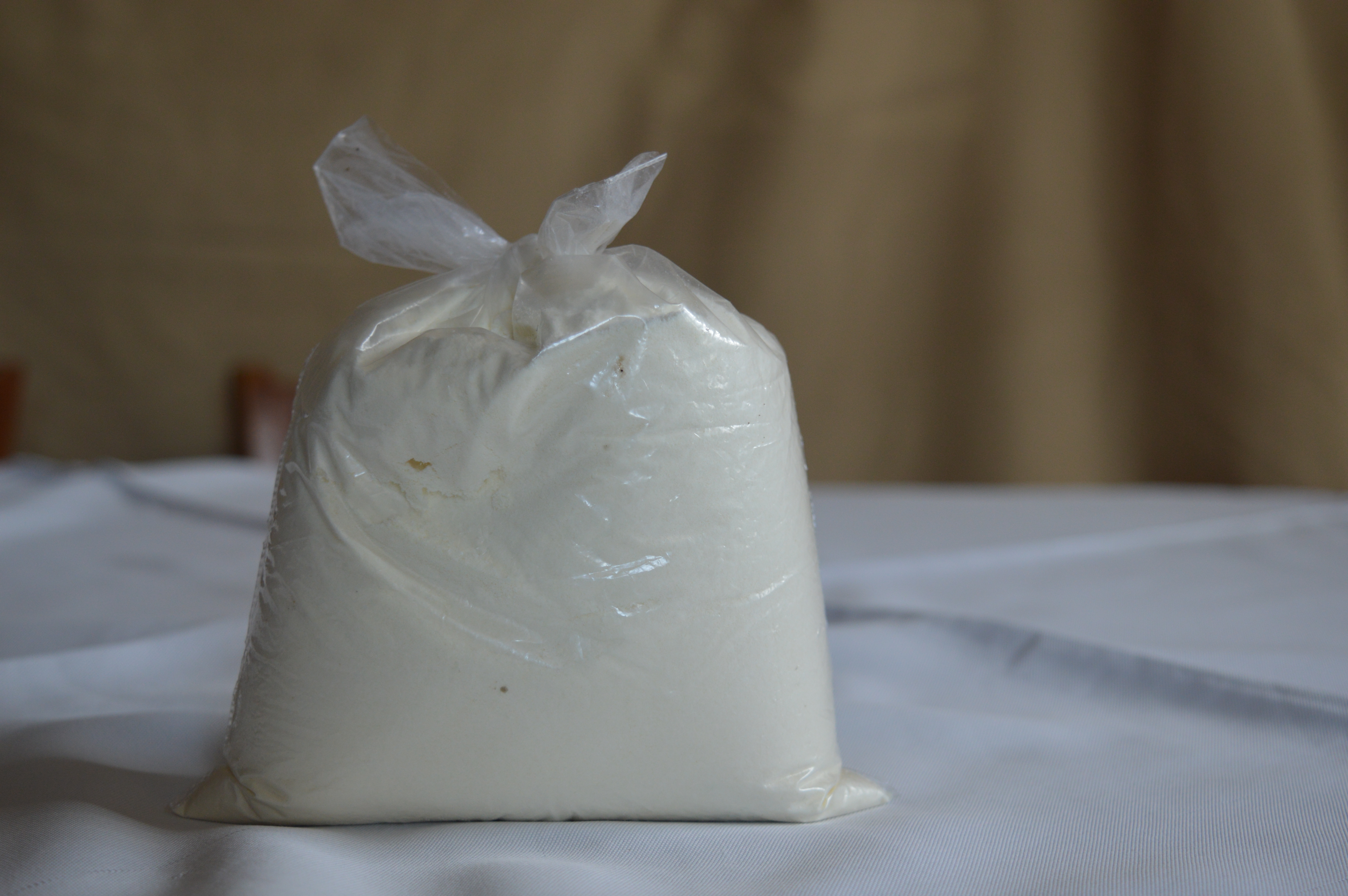 Ante la escasez de la leche en polvo al detalle, las amas de casa están recurriendo a comprar como sustituto un producto que no está apto para el consumo humano.