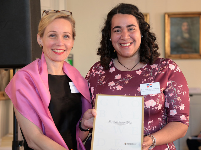 Camilla Mellander entrega reconocimiento a la estudiante dominicana Rosa Guzmán, en Suecia.