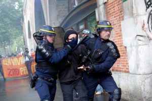 Policías de París detienen a un manifestante durante enfrentamientos entre los elementos de seguridad y jóvenes enmascarados