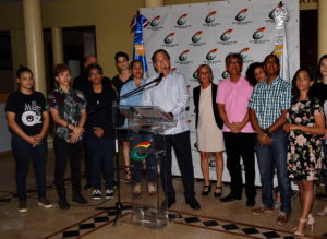 El ministro de Cultura, Eduardo Selman, rodeado de miembros de las compañías artísticas anuncia acuerdo que pone fin a las huelgas que mantenían desde hace varias semanas.