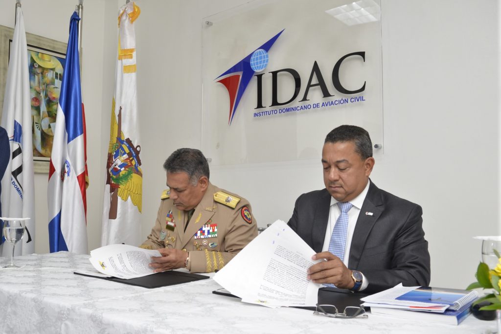 El ministro de Defensa, teniente general Rubén Paulino Sem y el director general del IDAC, doctor Alejandro Herrera, firman el convenio sobre búsqueda y salvamento