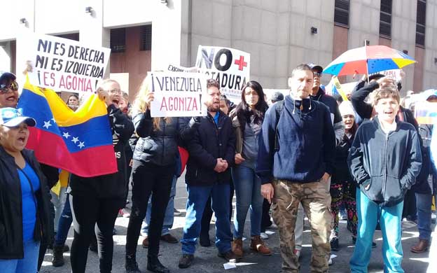 Venezolanos protestan frente a la embajada de su país en Uruguay durante presidenciales