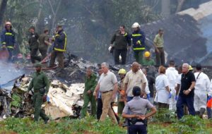 El presidente de Cuba Miguel Díaz-Canel, en el lugar del accidente aéreo próximo al Aeropuerto José Martí. Foto AFP.