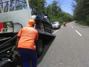 Obras Públicas asiste vehículos en operativo