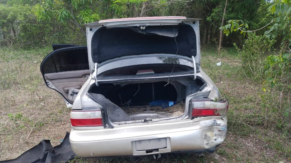 El Toyota Corola, dorado, año 1997, que supuestamente es el mismo que aparece en el video donde un hombre robaba retrovisores.