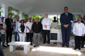 Hipólito Mejía hace guardia de honor