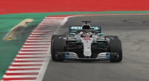 El piloto de Mercedes Lewis Hamilton conduce su monoplaza durante la sesión clasificatoria del Gran Premio de España, en Montmeló, España, el sábado 12 de mayo de 2018. (AP Foto/Manu Fernández)