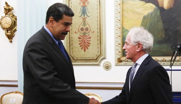 El presidente Nicolás Maduro con el senador estadounidense Bob Corker