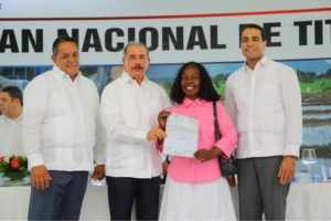 Danilo Medina entrega títulos en El Seibo