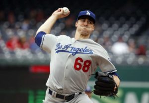 Ross Stripling, abridor de los Dodgers de Los Ángeles, hace un lanzamiento en el primer juego de una doble cartelera ante los Nacionales de Washington, el sábado 19 de mayo de 2018 (AP Foto/Alex Brandon)