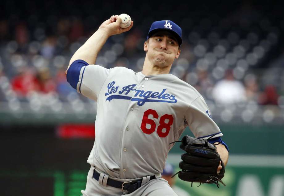 Ross Stripling, abridor de los Dodgers de Los Ángeles, hace un lanzamiento en el primer juego de una doble cartelera ante los Nacionales de Washington, el sábado 19 de mayo de 2018 (AP Foto/Alex Brandon)