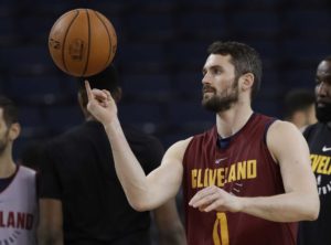 Kevin Love de los Cavaliers de Cleveland con un balón durante un entrenamiento, el miércoles 30 de mayo de 2018, en Oakland, California. (AP Foto/Marcio José Sánchez)