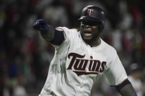 Miguel Sanó de los Mellizos de Minnesota tras batear un jonrón en el 14to inning del juego contra los Indios de Cleveland, el 18 de abril de 2018, en San Juan, Puerto Rico (AP Photo/Carlos Giusti)