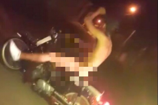 Joven recorre desnudo sobre una motocicleta las calles de Navarrete
