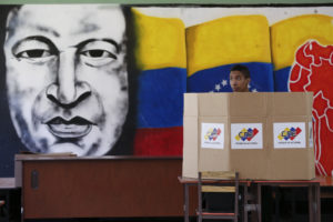 Un votante ejerce durante las elecciones de este domingo en Venezuela (AP Photo/Ariana Cubillos)