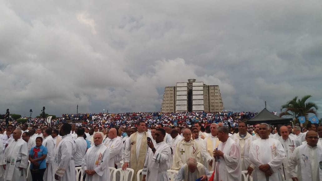 Sacerdotes participan en la Eucaristía en conmemoración de la solemnidad de Corpus Christi que estuvo presidida por monseñor Francisco Ozoria Acosta. Foto Juana Rodríguez