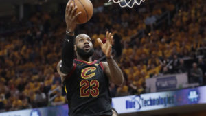 LeBron James (23), de los Cavaliers de Cleveland, hace un tiro contra los Celtics de Boston en la primera mitad del Juego 3 de la final de la Conferencia del Este, el sábado 19 de mayo de 2018, en Cleveland. (AP Foto/Tony Dejak)