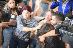 Digna de La Cruz (izquierda) al momento de la agresión a Periodista de CDN en Santiago