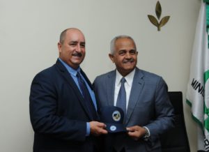 El ministro de Agricultura, Osmar Benítez (derecha), Firma el acuerdo de cooperación con su homólogo de Puerto Rico Carlos Flores Ortega