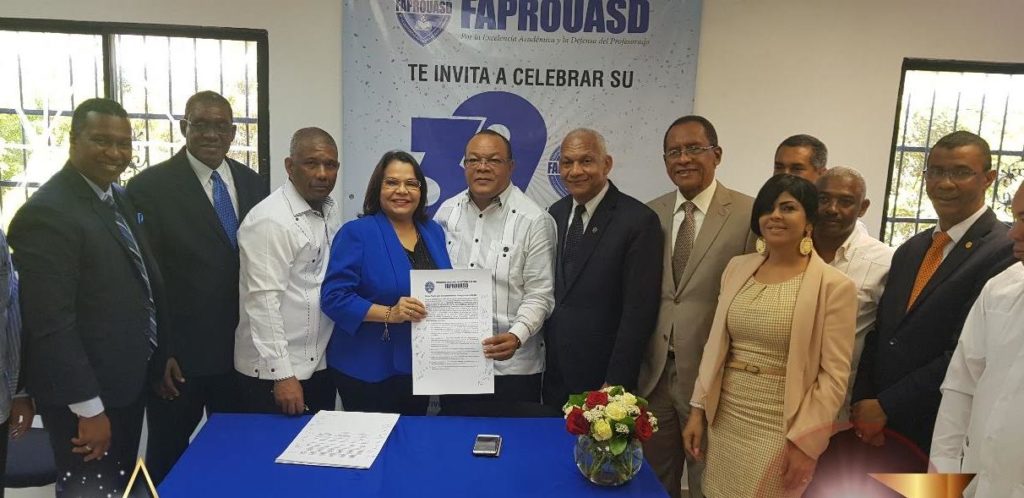 Emma Polanco firma pacto por el saneamiento integral de la UASD
