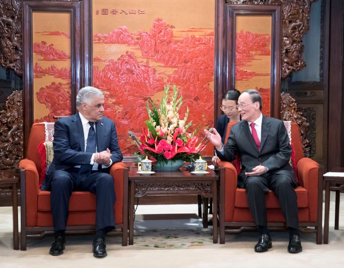 Miguel Vargas Maldonado junto al vicepresidente de China Wang Qishan