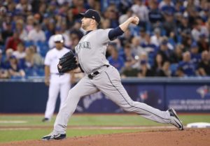 James Paxton, abridor de los Marineros de Seattle, festeja luego de lograr un juego sin hit ante los Azulejos de Toronto, el martes 8 de mayo de 2018 (Fred Thornhill/The Canadian Press via AP)