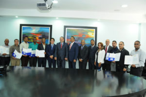 Durante la entrega de las primeras licencias a técnicos electricistas certificados por parte de la SIE