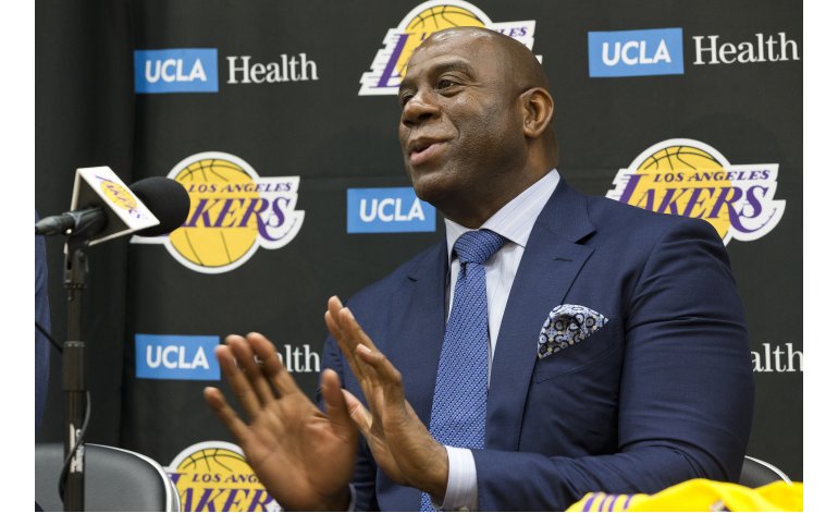 El presidente de operaciones de los Lakers de Los Angeles, Earvin "Magic" Johnson, habla en conferencia de prensa en El Segundo, California, martes 26 de junio de 2018. (AP Foto/Damian Dovarganes)