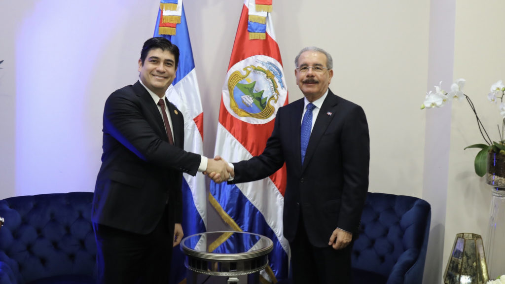 El presidente Danilo Medina (derecha) y su homólogo de Costa Rica, Carlos Alvarado.