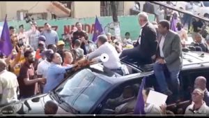 Leonel Fernández durante recorrido por barrios del Distrito Nacional.