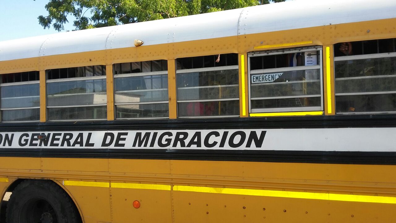 Vehículo de Migración transporta haitianos indocumentados detenidos durante operativos en Dajabón