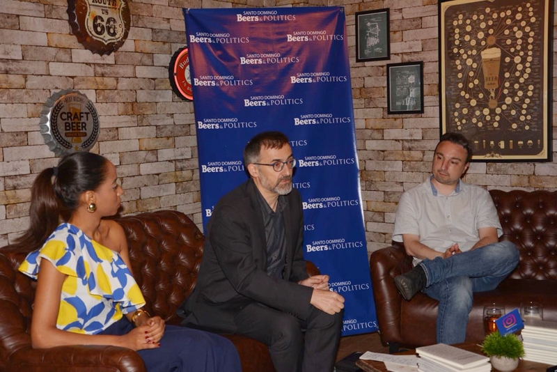 El asesor político habla en octavo encuentro de Beers & Politics Santo Domingo