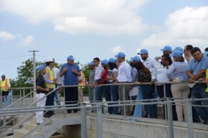 Durante el recorrido por la planta, Alejandro Montás, director general de la CAASD ofreció explicaciones en detalle de lo que trata la obra